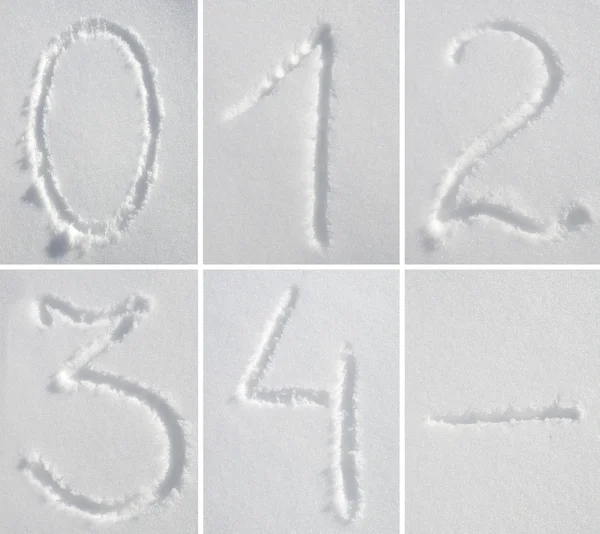 Die auf den Schnee geschriebenen Zahlen und Satzzeichen — Stockfoto