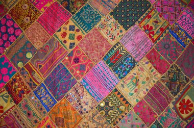 Doğu tarzı patchwork yatak örtüsü