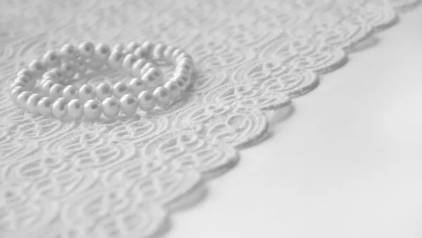 Элегантный белый фон с кружевами, шелком и жемчугом — стоковое фото
