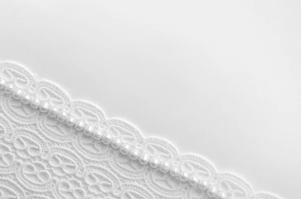 Fundo branco elegante com rendas, seda e pérolas — Fotografia de Stock