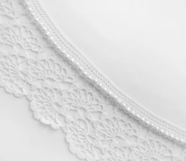 Elegante fondo blanco con encaje, seda y perlas — Foto de Stock