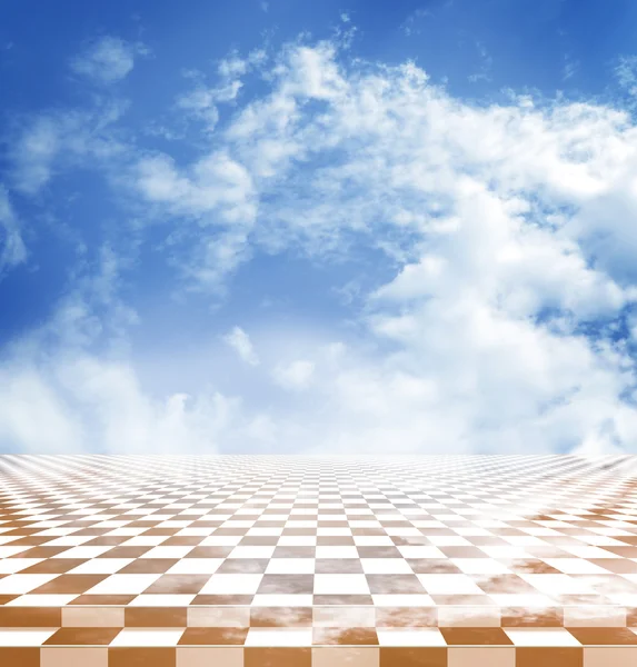 Ciel bleu avec nuages réfléchis dans le plancher jaune damier — Photo