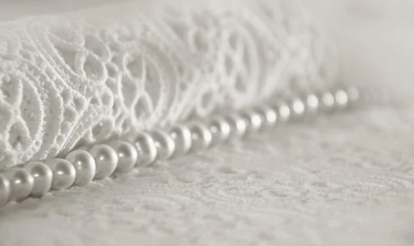 Elégant fond blanc avec dentelle, soie et perles Images De Stock Libres De Droits