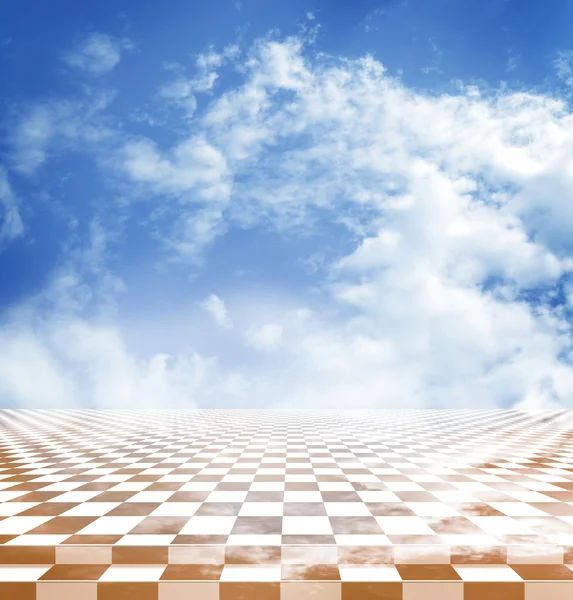 Blauer Himmel mit Wolken, die sich im gelben Schachbrettboden spiegeln — Stockfoto