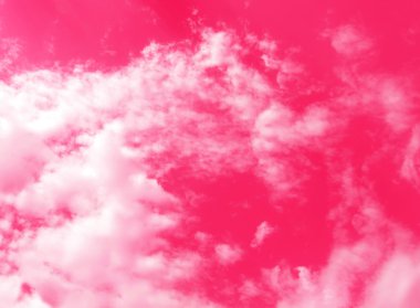 Fantastik vanilya pembe gökyüzü beyaz bulutlar ile