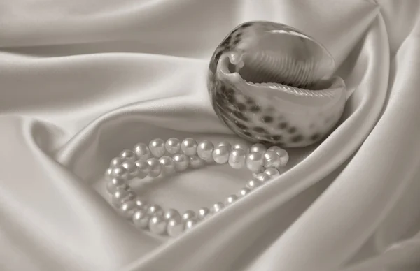 Eleganter beiger Hintergrund mit Spitze, Seide und Perlen — Stockfoto