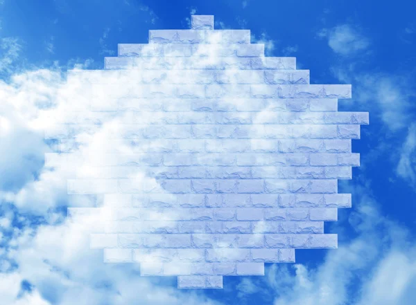 Bir tuğla duvar beyaz bulutlar ile mavi gökyüzüne karşı şeffaf bir parçası — Stok fotoğraf