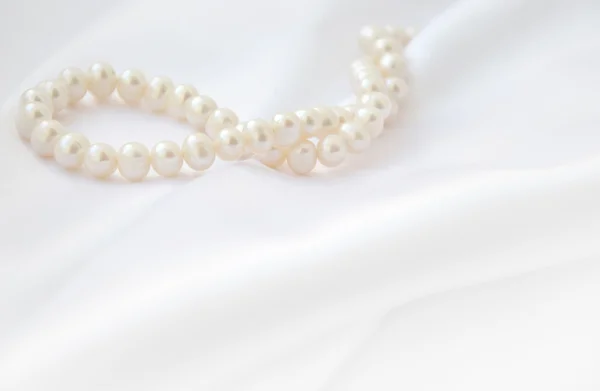 Elégant fond blanc avec dentelle, soie et perle Images De Stock Libres De Droits