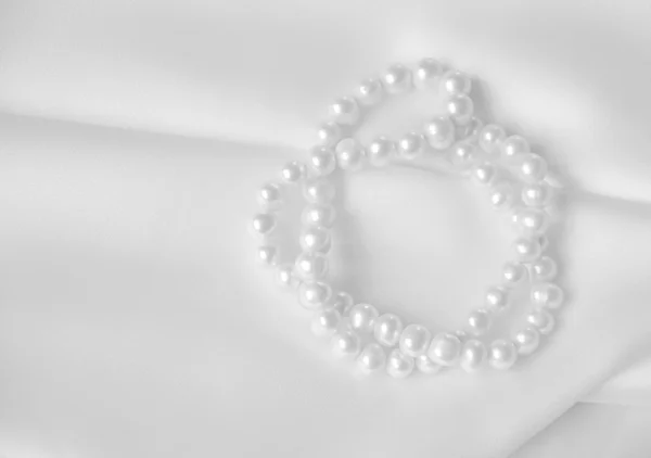 Elégant fond blanc avec dentelle, soie et perle Images De Stock Libres De Droits