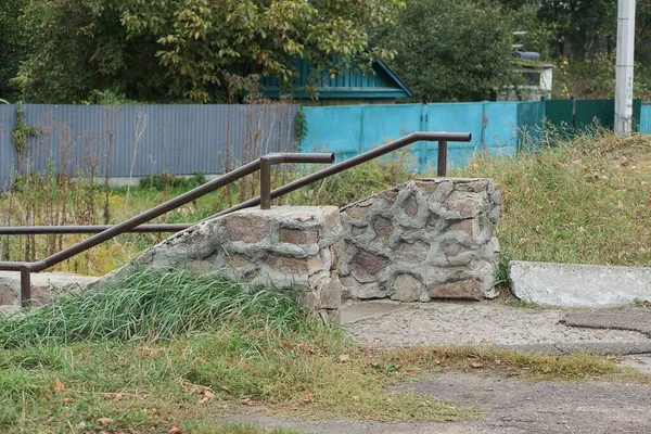 Eski Gri Taş Bir Merdivenin Bir Parçası Dışarıda Yeşil Çimlerde — Stok fotoğraf