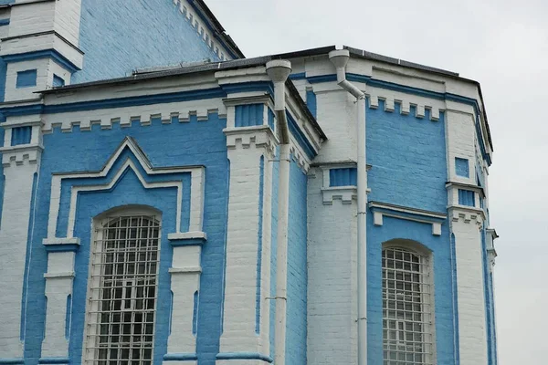 Viejas Ventanas Detrás Las Barras Hierro Una Piedra Blanca Azul — Foto de Stock