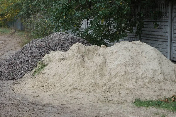 Купами Білого Піску Сірого Щебеню Вулиці Біля Паркану — стокове фото