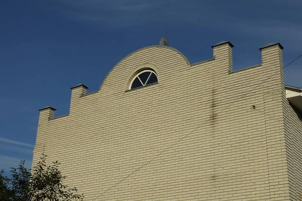 Fassade Eines Privathauses Aus Einer Großen Grauen Ziegelmauer Mit Einem — Stockfoto