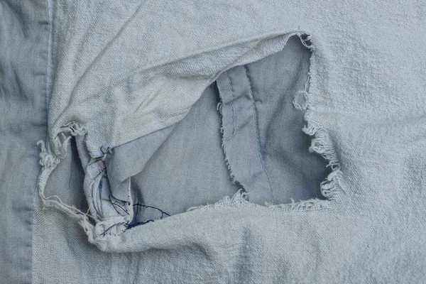 Morceau Tissu Sur Vieux Vêtements Blancs Déchirés Avec Grand Trou — Photo
