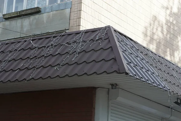 Part House Roof Brown Metal Tiled Tiles City Street — Stock Photo, Image