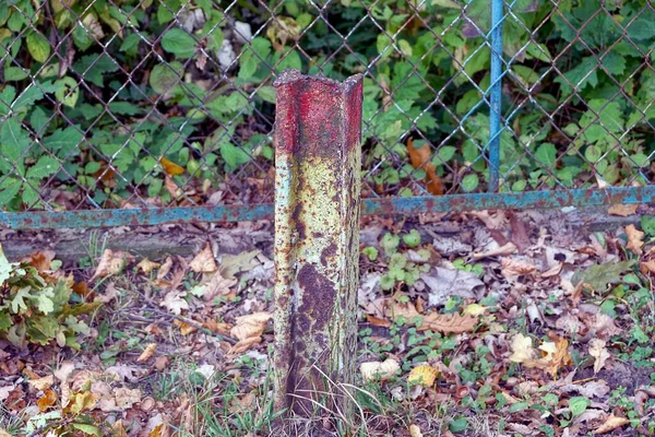 Een Oude Gekleurde Ijzeren Grenspost Bedekt Met Bruine Roest Staat — Stockfoto