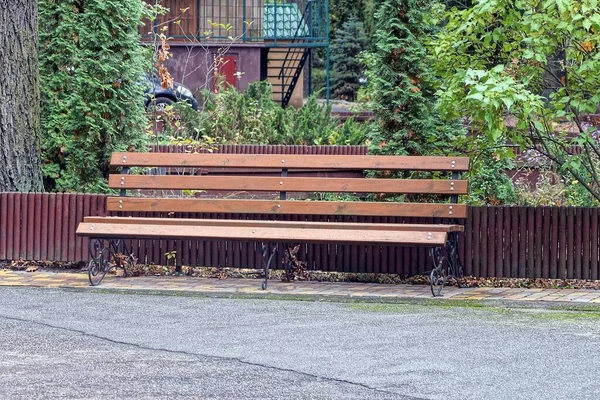 Eine Leere Braune Holzbank Steht Auf Grauem Asphalt Neben Grüner — Stockfoto