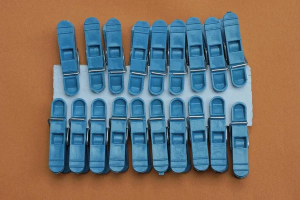 Conjunto Pinzas Plástico Azul Pedazo Papel Blanco Encuentra Una Mesa — Foto de Stock