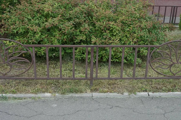 Deel Van Een Lange Bruine Decoratieve Omheining Met Een Smeedijzeren — Stockfoto