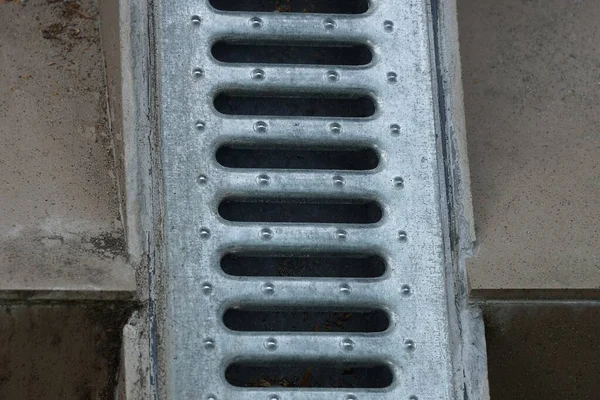 Graue Schmutzige Eisenrost Wasser Auf Einem Braunen Stein Bürgersteig Außerhalb — Stockfoto