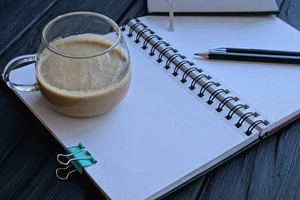 Een Kopje Met Bruine Koffiestaat Wit Vel Notebook Met Pen — Stockfoto