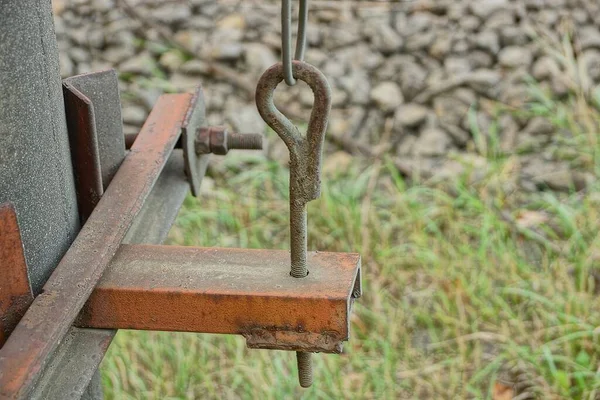 Pino Parafuso Marrom Ferro Longo Uma Placa Metálica Enferrujada Uma — Fotografia de Stock