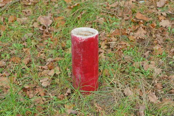 Limitador Poste Hecho Tubos Hormigón Rojo Encuentra Hierba Verde Fuera —  Fotos de Stock