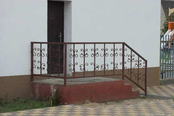 Brown Concrete Threshold Steps Iron Handrails Forged Pattern Sidewalk Gray — Stock Photo, Image