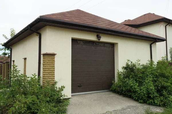 Garagem Concreto Cinza Com Portões Marrons Sob Telhado Azulejos Uma — Fotografia de Stock