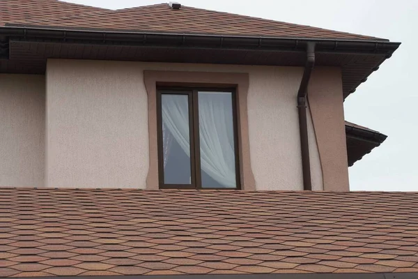 Ein Fenster Einer Braunen Betondachwand Unter Einem Ziegeldach Vor Grauem — Stockfoto