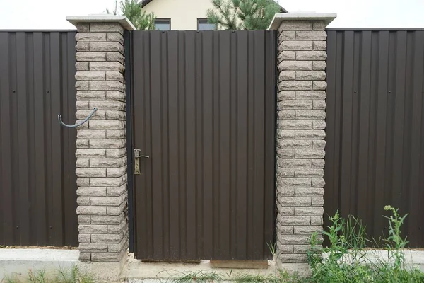 Kapalı Demir Kahverengi Kapı Kırsal Bir Sokakta Tuğla Metalden Yapılmış — Stok fotoğraf