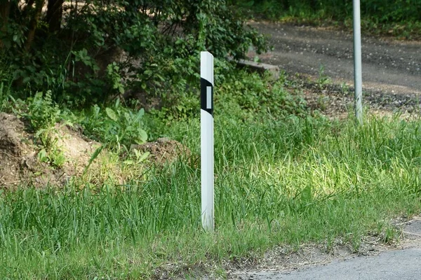 Een Wit Zwart Metalen Paal Met Een Reflector Staat Het — Stockfoto