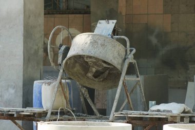 Caddedeki inşaat alanında eski kirli beton karıştırıcı.