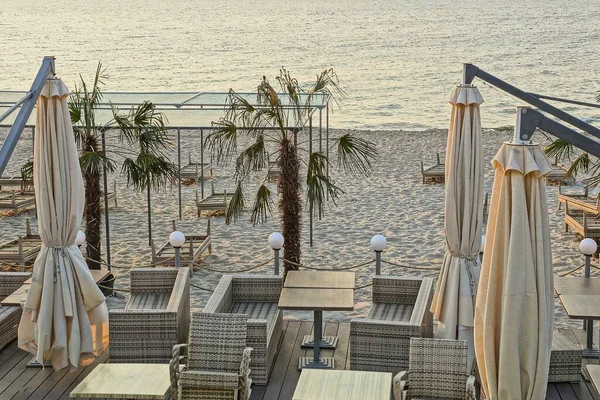 Liegestühle Und Sonnenschirme Strand Mit Palmen Sand Gegen Das Meer — Stockfoto