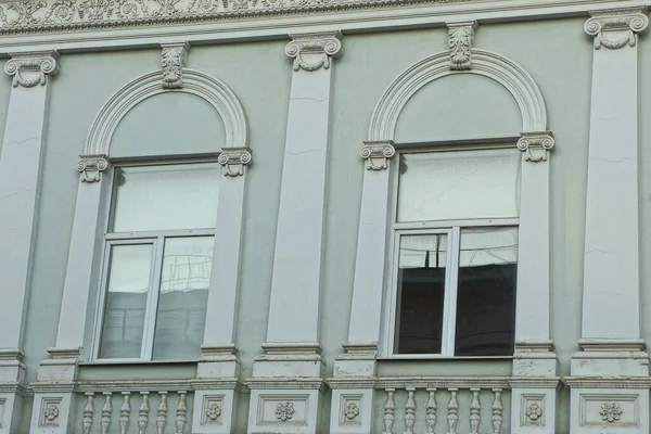 Dos Grandes Ventanas Viejo Muro Hormigón Gris Blanco Edificio Retro — Foto de Stock