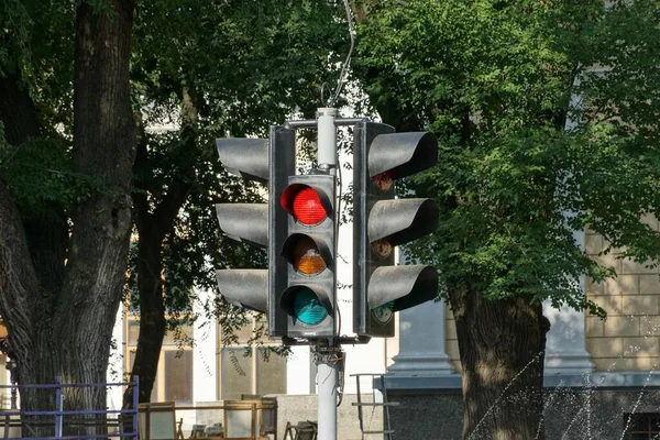 Een Zwart Retro Verkeerslicht Een Grijze Zuil Straat Tegen Een — Stockfoto