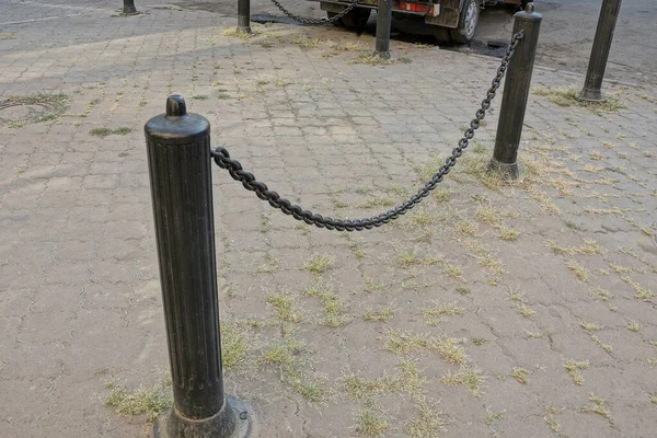 Barreira Decorativa Preta Com Correntes Ferro Pilares Calçada Rua Cidade — Fotografia de Stock