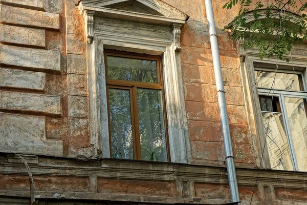 Una Ventana Una Vieja Pared Piedra Marrón Mala Calidad Afuera — Foto de Stock