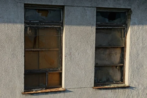 Zwei Alte Fenster Mit Einer Zerbrochenen Stele Aus Sperrholz Und — Stockfoto