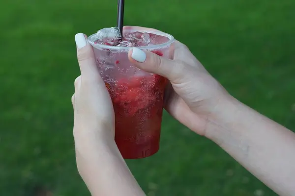 Mãos Meninas Segurar Grande Copo Plástico Com Uma Bebida Vermelha — Fotografia de Stock