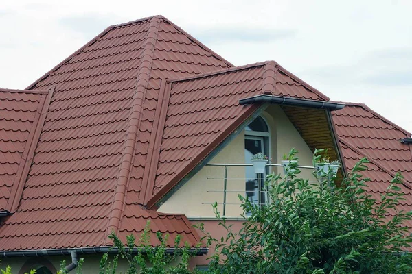 Podkroví Soukromého Domu Hnědou Kachlovou Střechou Otevřeným Kovovým Balkonem Zelené — Stock fotografie