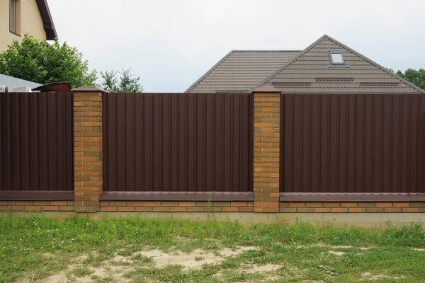 Deel Van Muur Van Een Hek Van Ijzer Bruine Bakstenen — Stockfoto