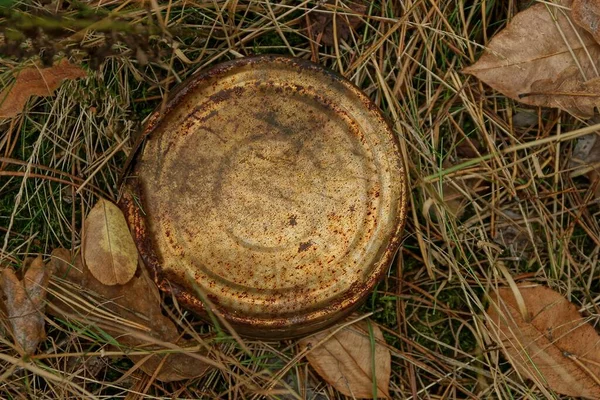 Müll Aus Einer Runden Braunen Blechbüchse Liegt Auf Trockenem Gras — Stockfoto