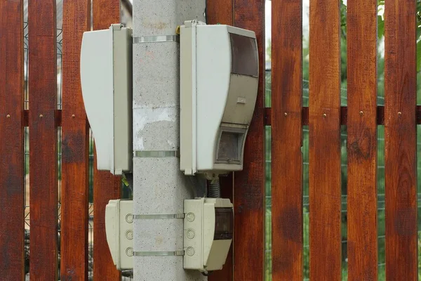 Een Heleboel Grijze Plastic Elektrische Gasmeters Hangen Aan Een Betonnen — Stockfoto