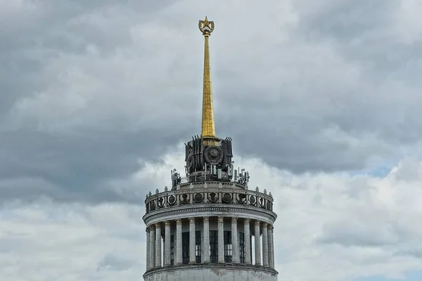 Stara Betonowa Wieża Herbem Związku Radzieckiego Żółta Wieża Gwiazdą Tle — Zdjęcie stockowe