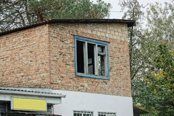 Brown Bricks Attic Old House Broken Window Street Background Sky — Stock Photo, Image