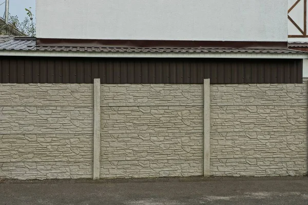 Yolun Kenarındaki Bir Sokakta Çitin Gri Beton Duvarının Bir Parçası — Stok fotoğraf