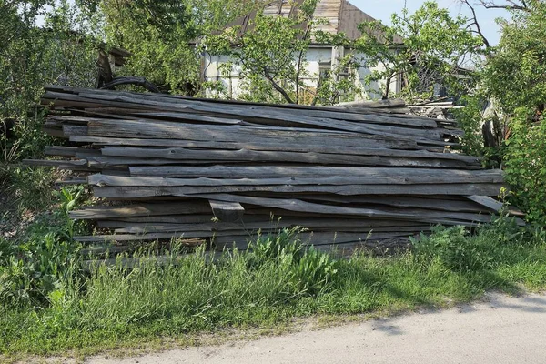 Velká Hromada Šedých Dřevěných Prken Zelené Trávě Ulici — Stock fotografie