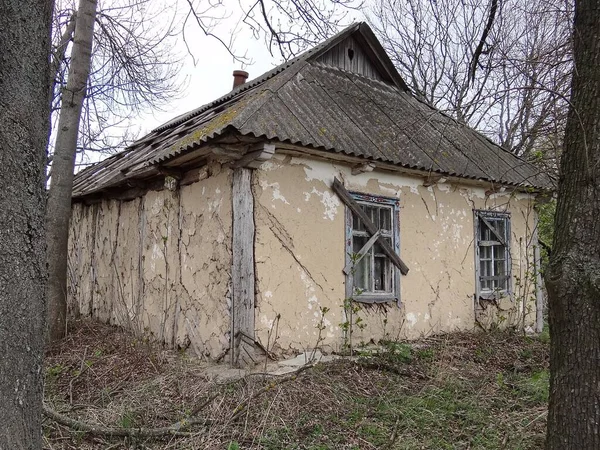 One Old Gray Abandoned Rural House Boarded Windows Street Trees — Stock Photo, Image