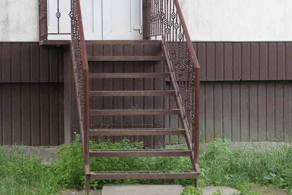 Escalera Metal Marrón Cerca Pared Casa Calle Hierba Verde — Foto de Stock